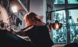 ragazza che incide con lo strumento adatto un vetro
